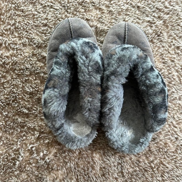 Ugg coquette slippers 
Grey leopard fur trim
Size US 7 / EU 38 - Picture 4 of 4